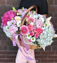 Композиция солнечный день в Розовке Цветочная композиция из Розы, Хризантемы, Пионы и Лизиантусы в корзине в Розовке
