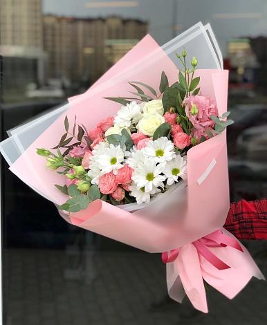 Букет цветов из: Розы, Лизиантусы и Хризантемы в Розовке